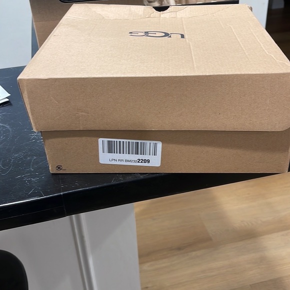 UGG Funkette black - brand new in the box size 7.5 womens - Picture 9 of 10